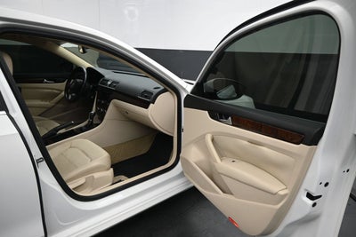 2012 Volkswagen Passat SE w/Sunroof & Nav