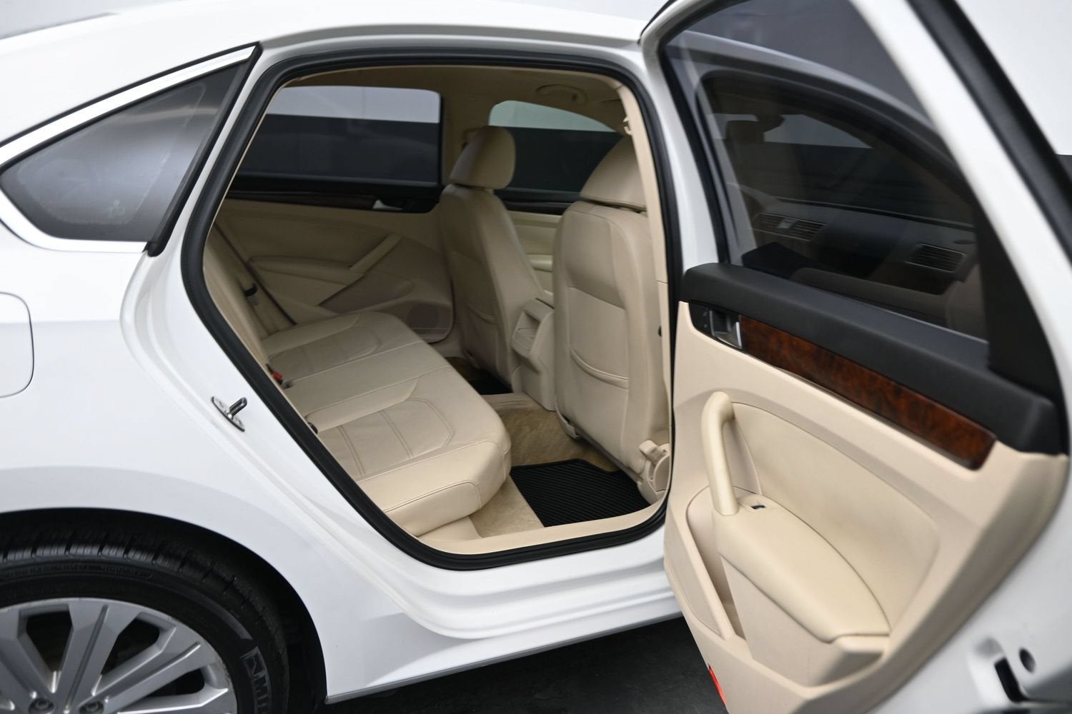 2012 Volkswagen Passat SE w/Sunroof & Nav