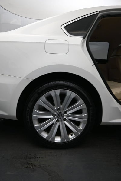 2012 Volkswagen Passat SE w/Sunroof & Nav