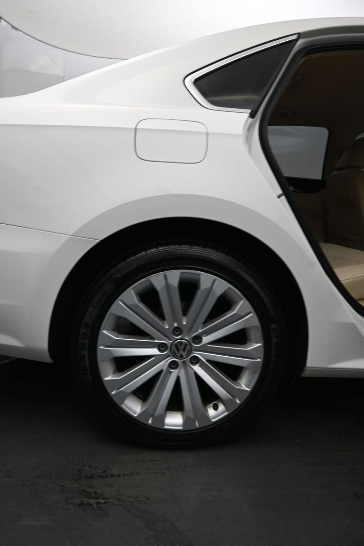 2012 Volkswagen Passat SE w/Sunroof & Nav