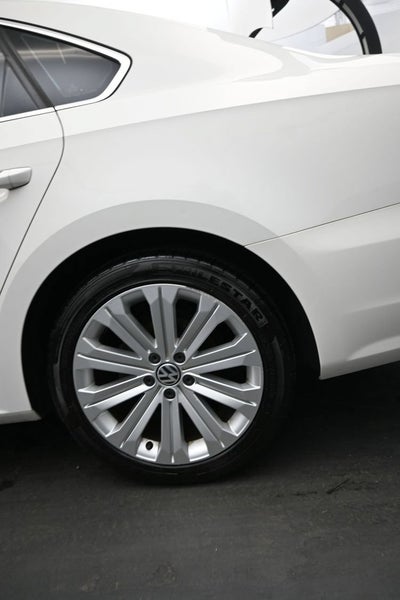 2012 Volkswagen Passat SE w/Sunroof & Nav