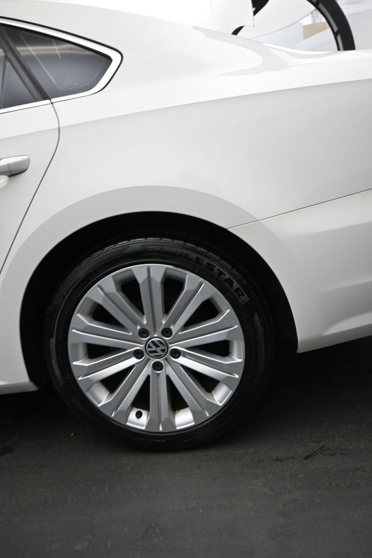 2012 Volkswagen Passat SE w/Sunroof & Nav