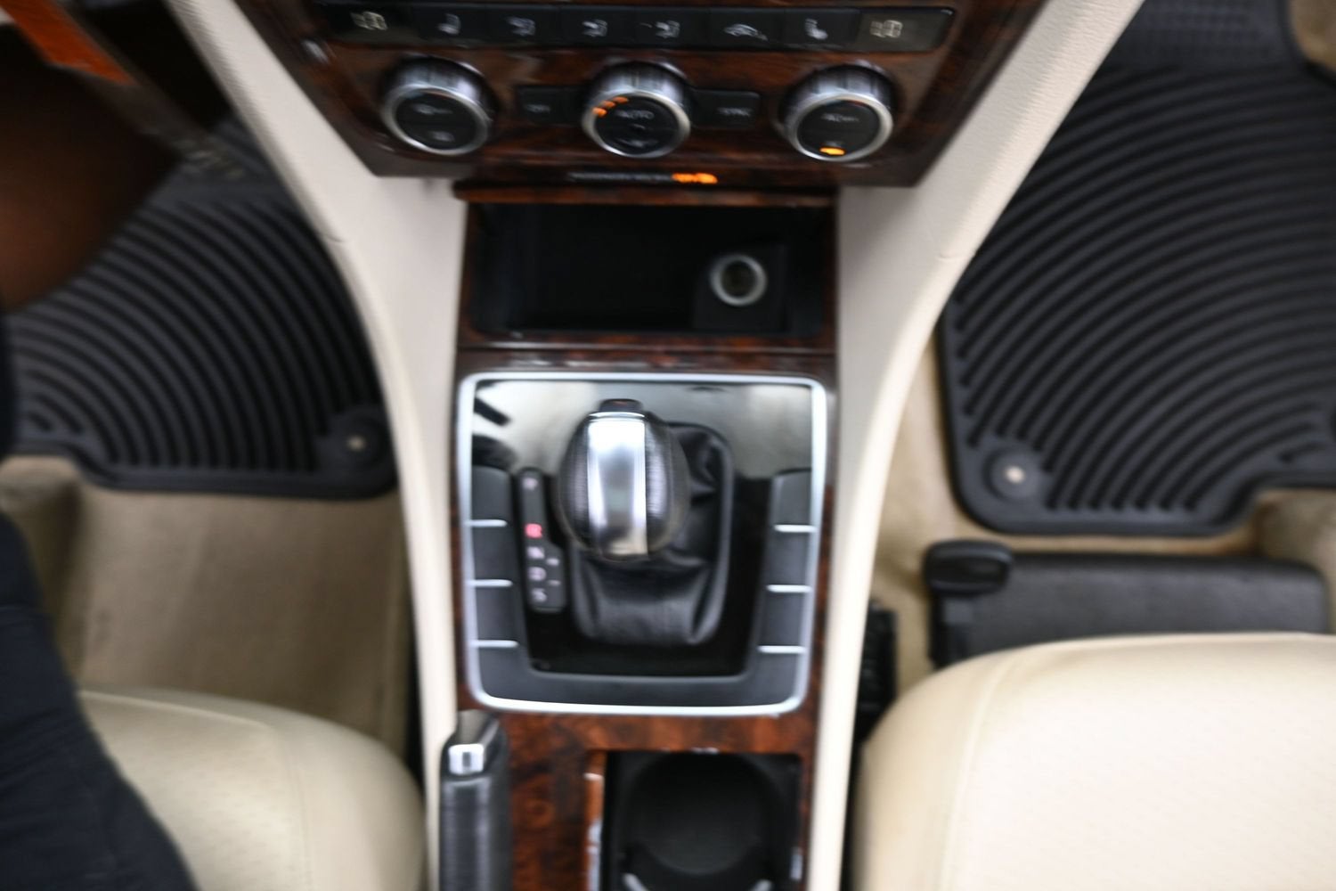 2012 Volkswagen Passat SE w/Sunroof & Nav