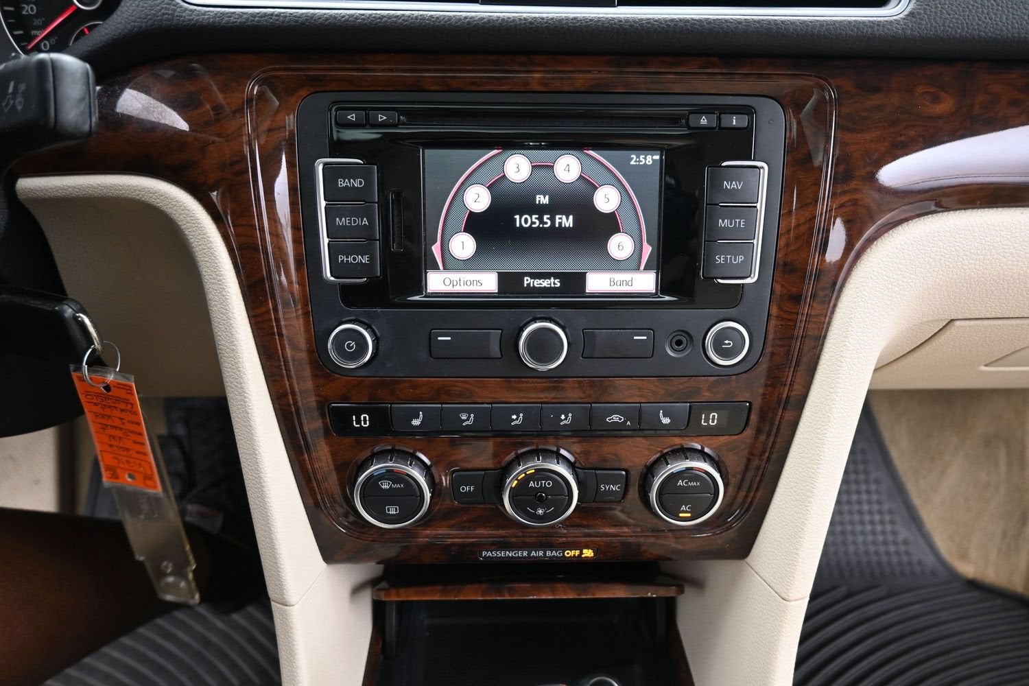 2012 Volkswagen Passat SE w/Sunroof & Nav