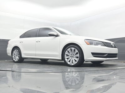2012 Volkswagen Passat SE w/Sunroof & Nav