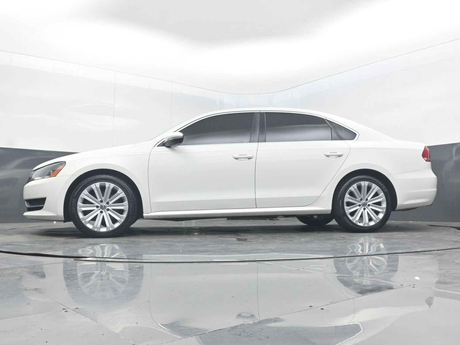 2012 Volkswagen Passat SE w/Sunroof & Nav