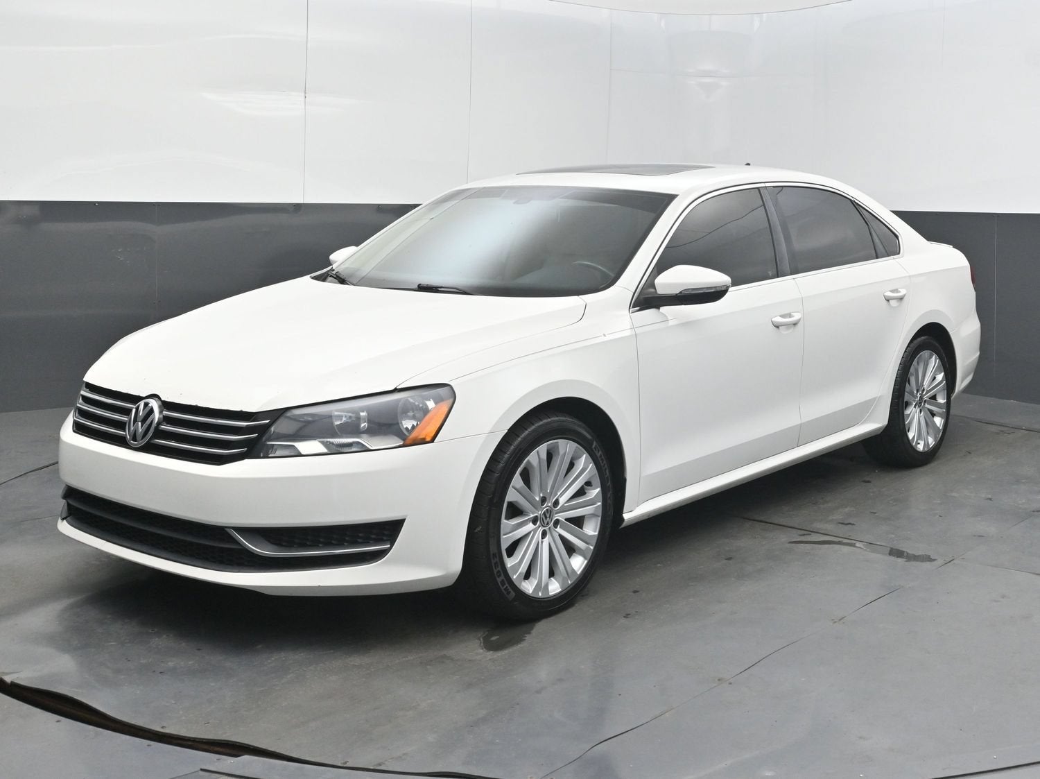 2012 Volkswagen Passat SE w/Sunroof & Nav