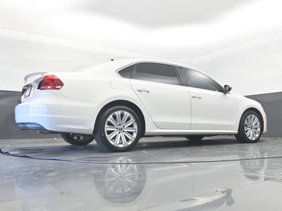 2012 Volkswagen Passat SE w/Sunroof & Nav