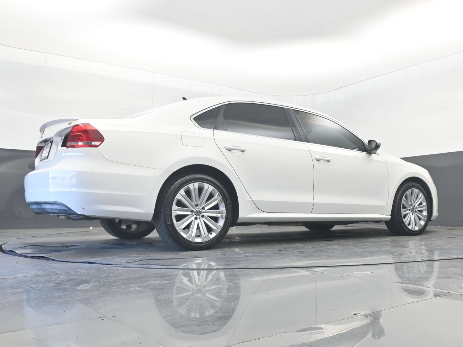 2012 Volkswagen Passat SE w/Sunroof & Nav