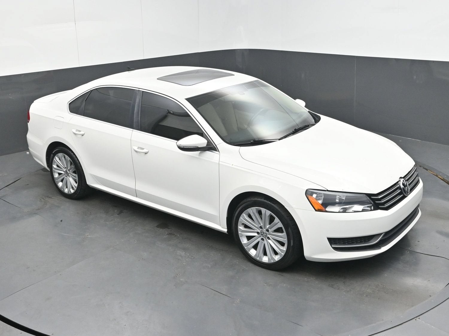 2012 Volkswagen Passat SE w/Sunroof & Nav