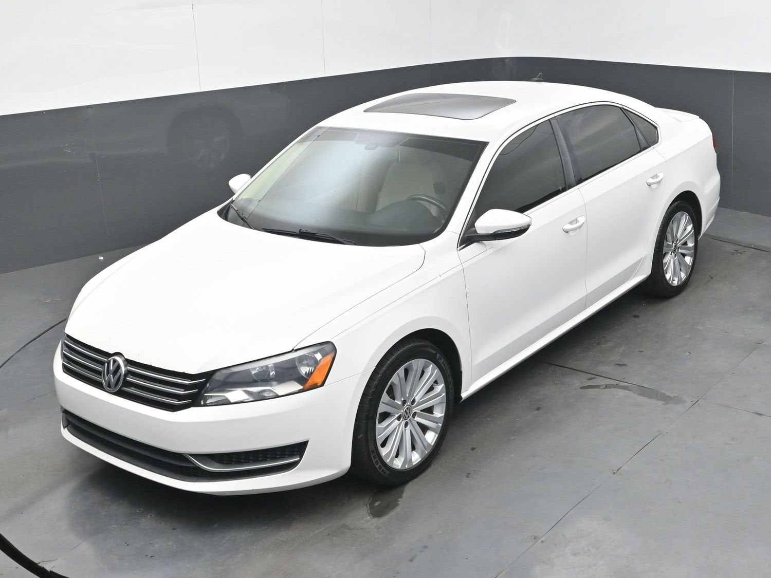 2012 Volkswagen Passat SE w/Sunroof & Nav