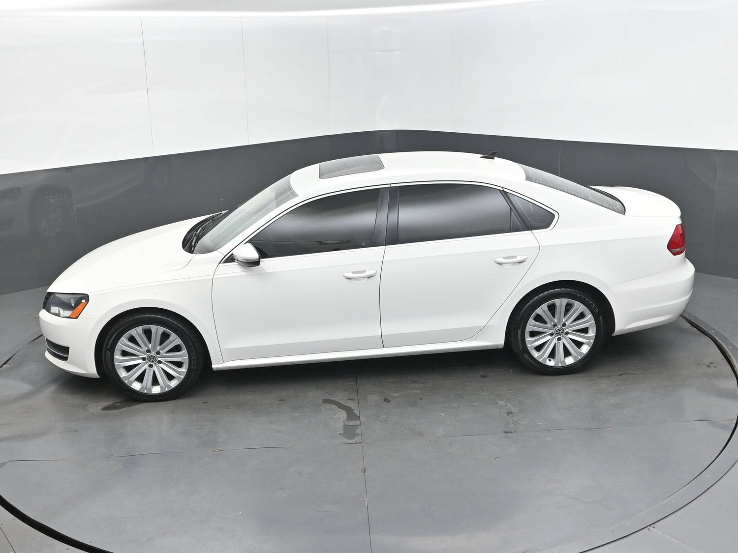 2012 Volkswagen Passat SE w/Sunroof & Nav