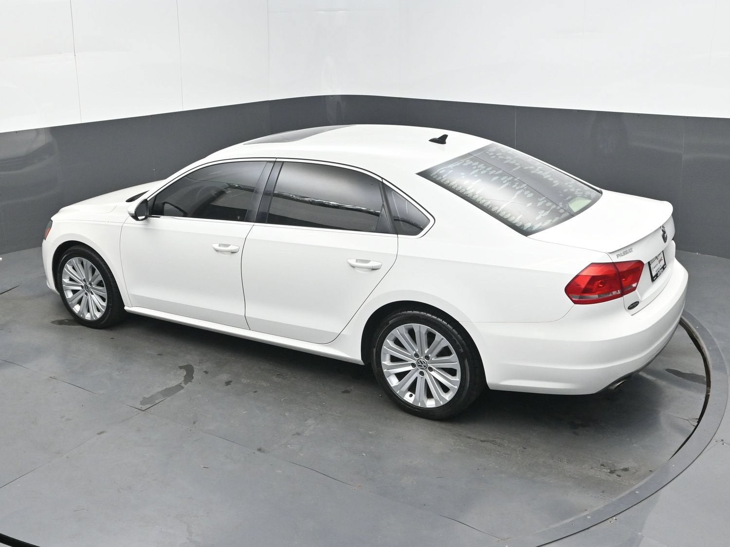 2012 Volkswagen Passat SE w/Sunroof & Nav