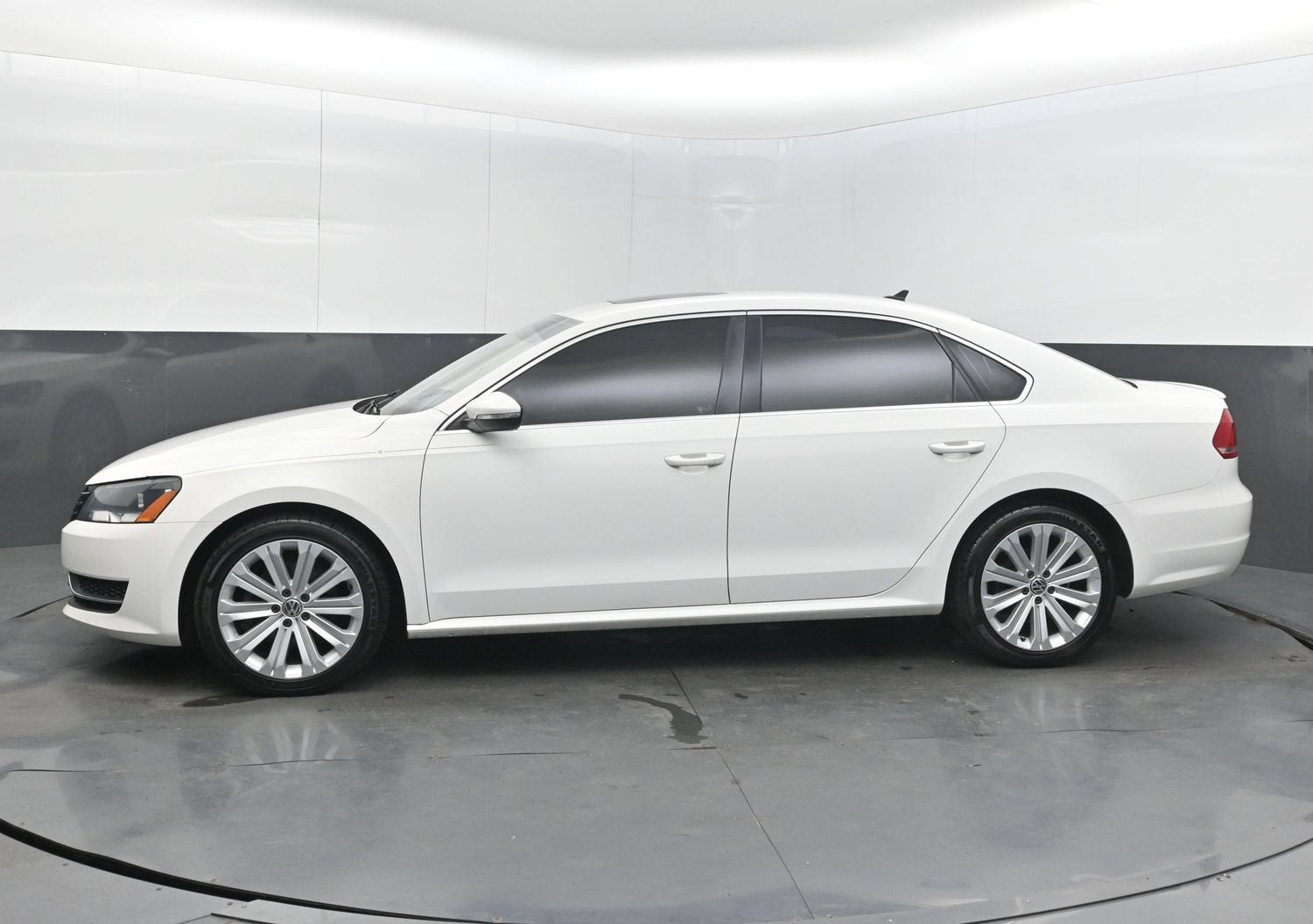 2012 Volkswagen Passat SE w/Sunroof & Nav