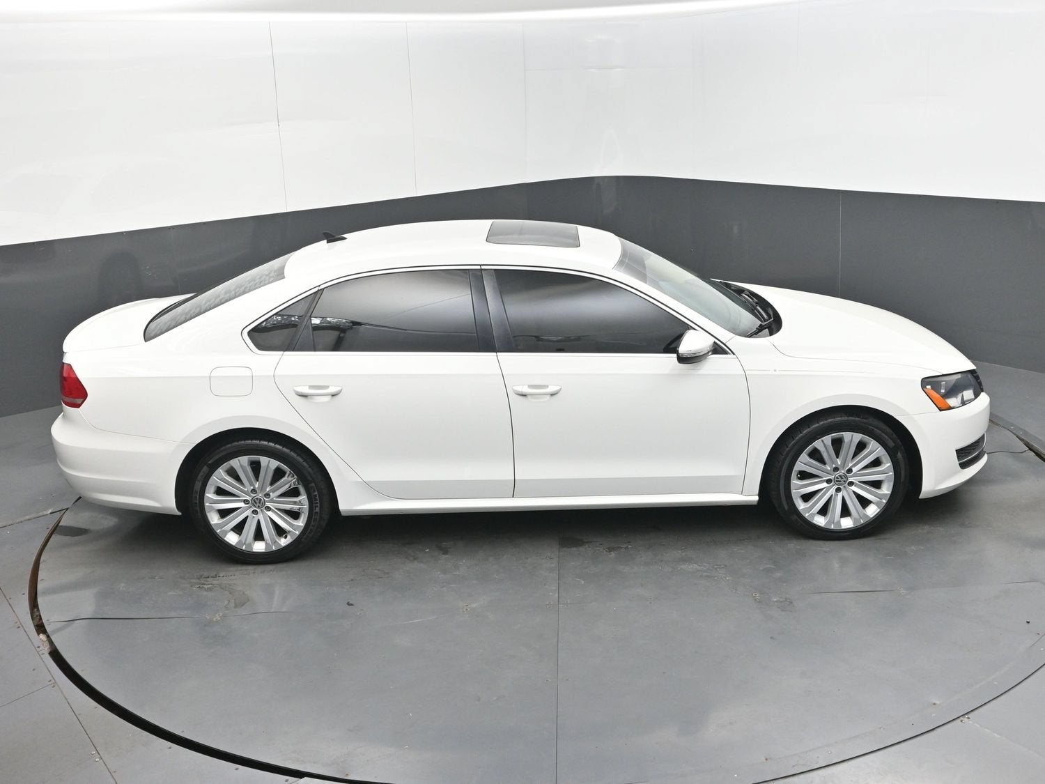2012 Volkswagen Passat SE w/Sunroof & Nav