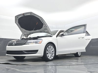 2012 Volkswagen Passat SE w/Sunroof & Nav