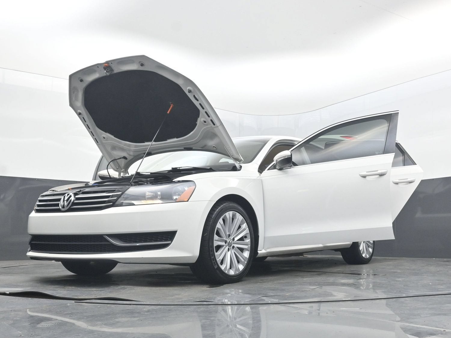 2012 Volkswagen Passat SE w/Sunroof & Nav