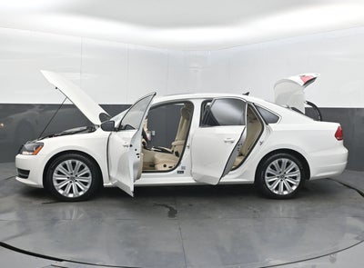 2012 Volkswagen Passat SE w/Sunroof & Nav