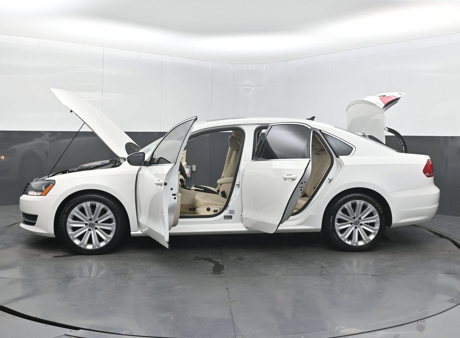 2012 Volkswagen Passat SE w/Sunroof & Nav
