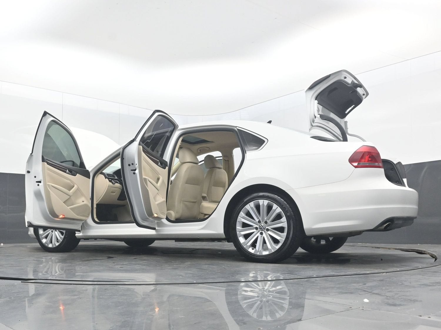 2012 Volkswagen Passat SE w/Sunroof & Nav