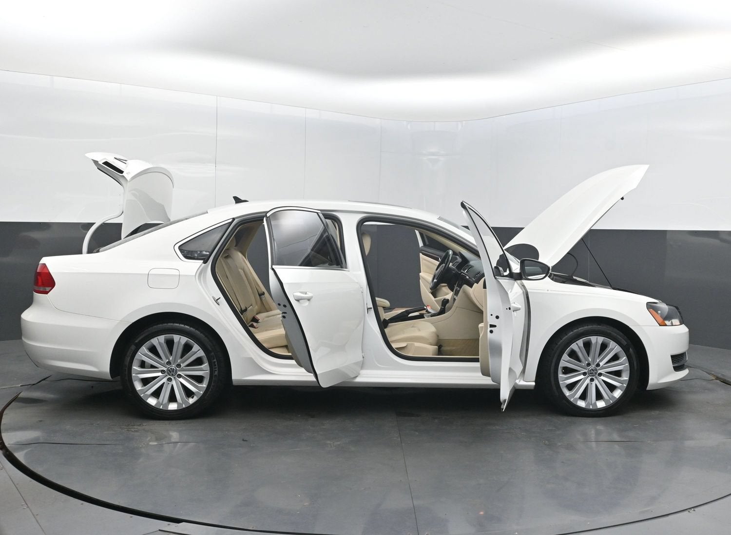 2012 Volkswagen Passat SE w/Sunroof & Nav