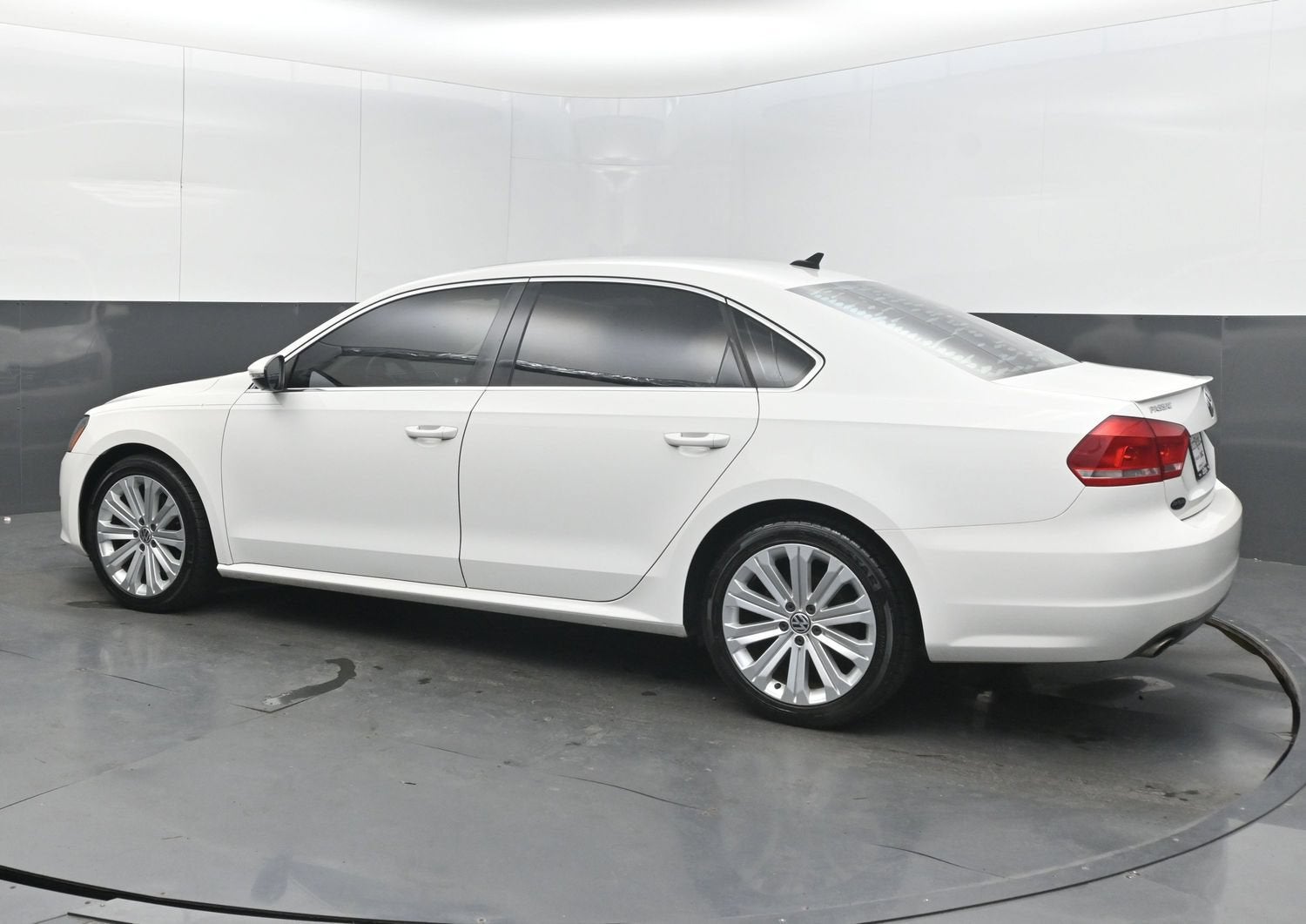 2012 Volkswagen Passat SE w/Sunroof & Nav