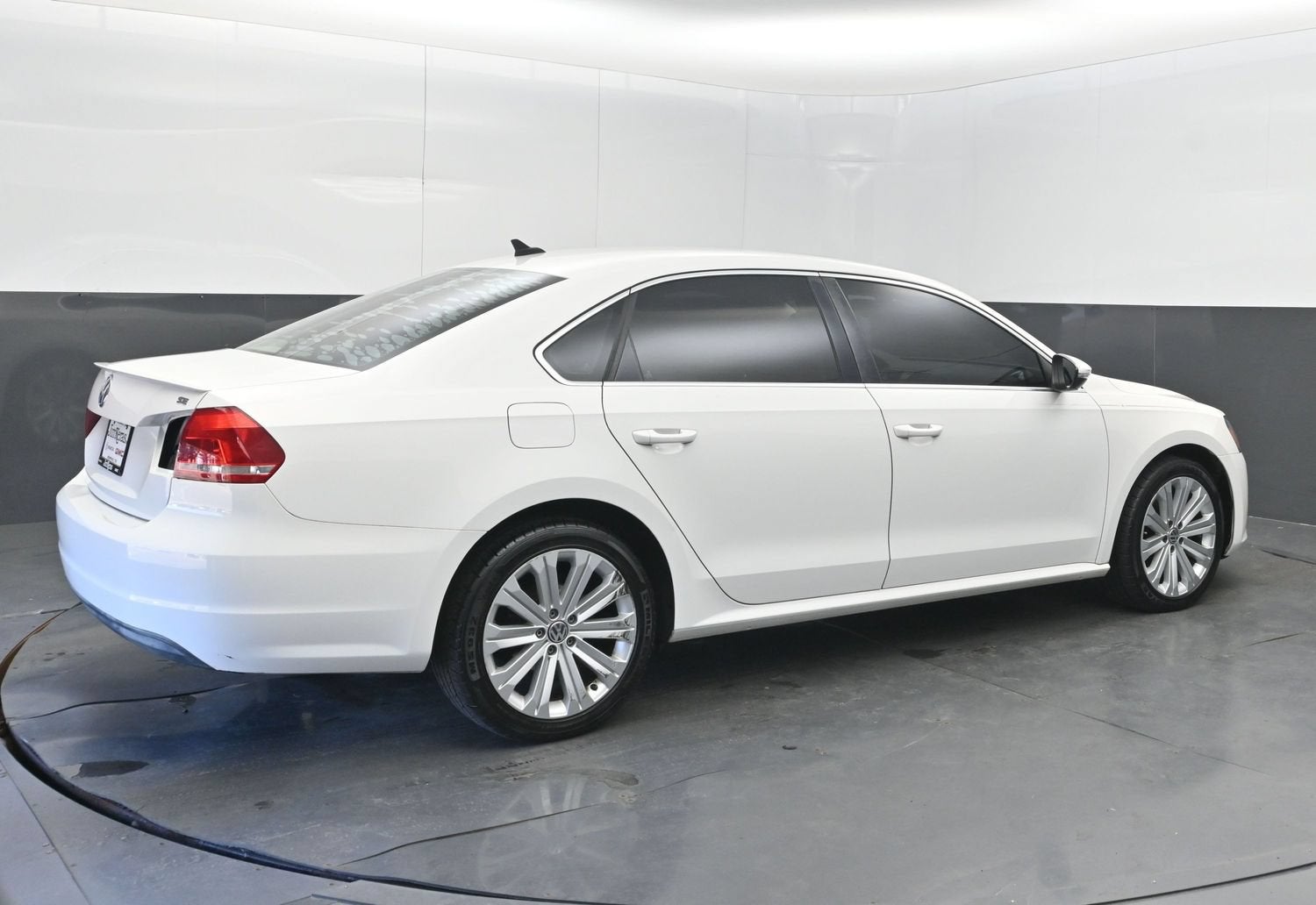 2012 Volkswagen Passat SE w/Sunroof & Nav