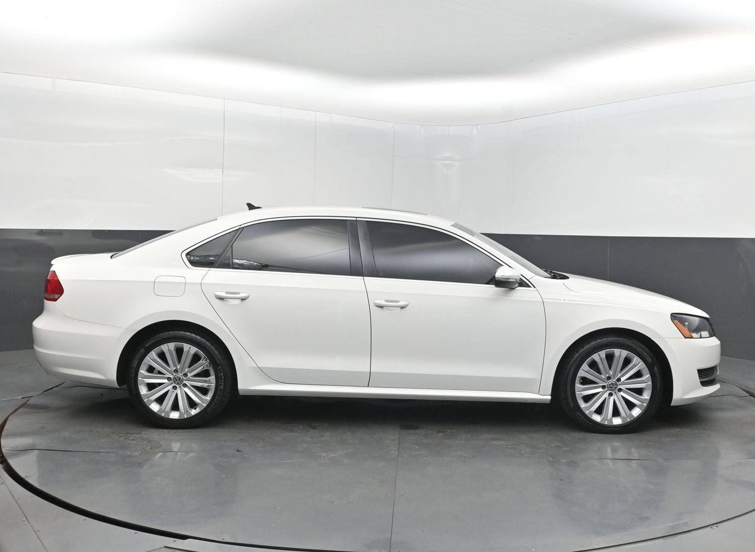2012 Volkswagen Passat SE w/Sunroof & Nav