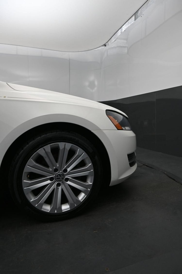 2012 Volkswagen Passat SE w/Sunroof & Nav
